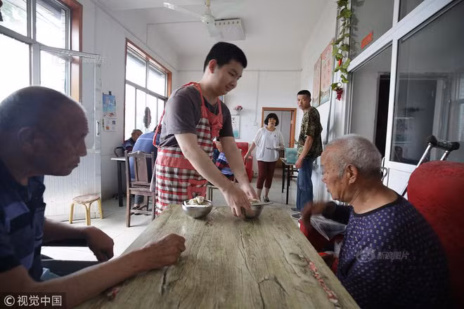 Một mình sống cùng 18 cụ già neo đơn ở viện dưỡng lão, hóa ra chàng trai 21 tuổi này cũng có một câu chuyện riêng - Ảnh 2.