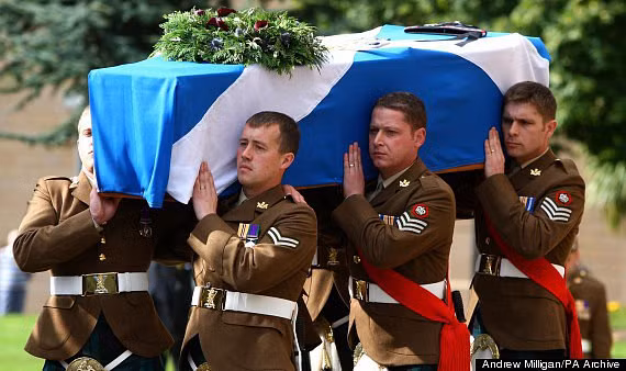 Chỉ vì một câu nói đùa “vô thưởng vô phạt”, anh chàng mặc váy màu nõn chuối chói lóa, đi tất hồng đến đám tang của bạn thân - Hình 2