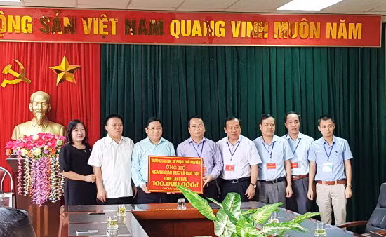 GS.TS Phạm Hồng Quang trao tặng số tiền ủng hộ ngành Giáo dục Lai Châu khắc phục hậu quả mưa lũ 