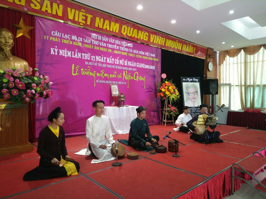 Trung tâm phát triển nghệ thuật và âm nhạc Việt Nam trình diễn các bài hát xẩm, hát văn được chuyển soạn từ thơ của nữ sĩ Ngân Giang. Ảnh: Bình Thanh. Trung tâm phát triển nghệ thuật và âm nhạc Việt Nam trình diễn các bài hát xẩm, hát văn được chuyển soạn từ thơ của nữ sĩ Ngân Giang. Ảnh: Bình Thanh.