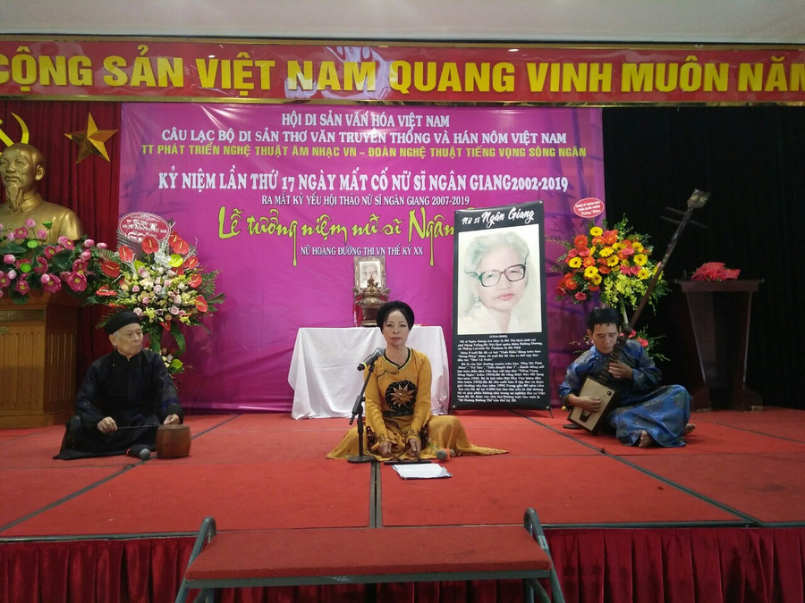 NSƯT Bạch Vân trình diễn bài ca trù "Tiếng vọng sông Ngân" - chuyển soạn từ bài thơ cùng tên của nữ sĩ Ngân Giang. Ảnh: Bình Thanh. NSƯT Bạch Vân trình diễn bài ca trù "Tiếng vọng sông Ngân" - chuyển soạn từ bài thơ cùng tên của nữ sĩ Ngân Giang. Ảnh: Bình Thanh.