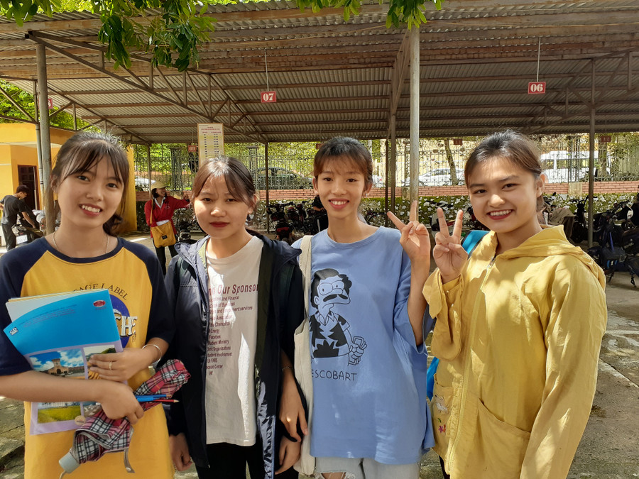 Các thí sinh phấn khởi khi hoàn thành tốt bài thi. Các thí sinh phấn khởi khi hoàn thành tốt bài thi.