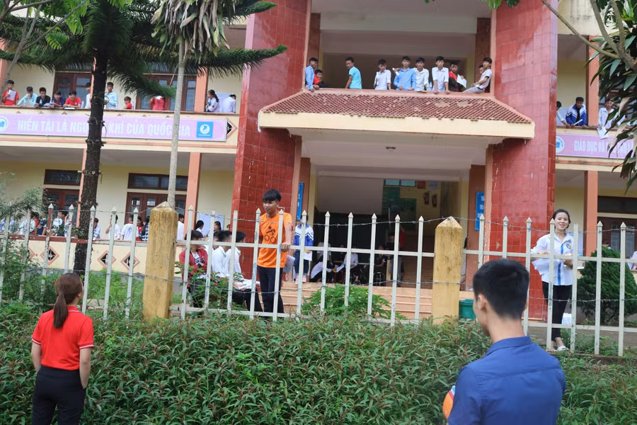 Các thầy cô ở Trường THPT Nậm Pồ, huyện Nậm Pồ, Điện Biên căn dặn dò thí sinh trước giờ thi ngày thi đầu tiên. Ảnh: Giang Hoàng.