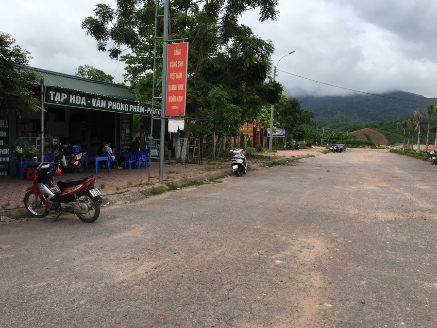 Lác đác có một vài phụ huynh ngồi uống nước đợi đón con trước cổng trường Trường THPT Mường Nhé vì nhà ở xa. Lác đác có một vài phụ huynh ngồi uống nước đợi đón con trước cổng trường Trường THPT Mường Nhé vì nhà ở xa.