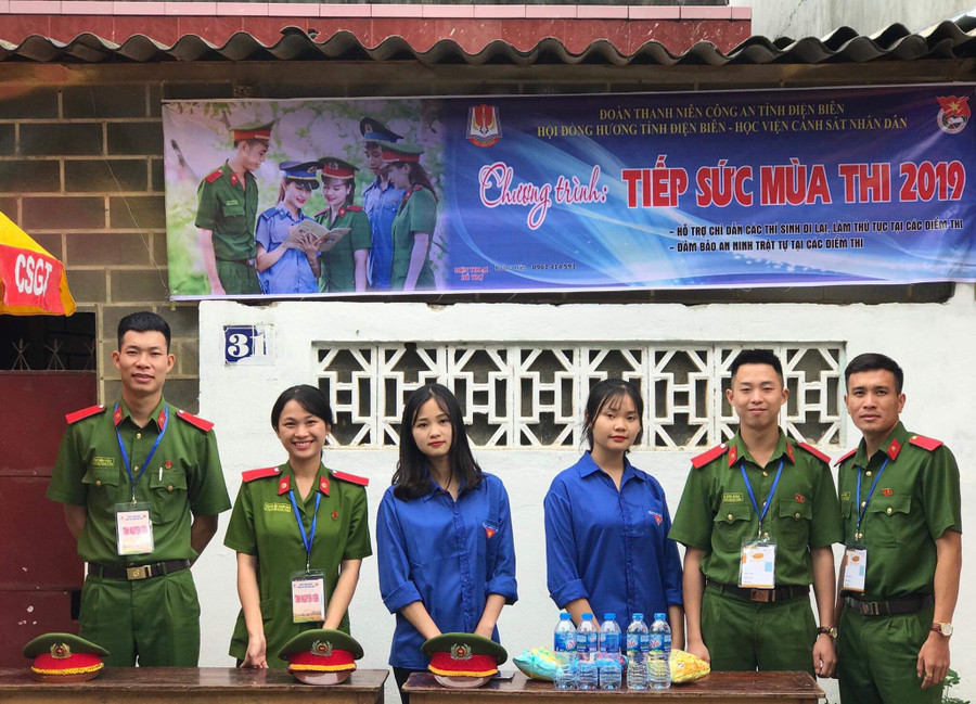 Các tình nguyện viên có mặt từ rất sớm tại các điểm thi