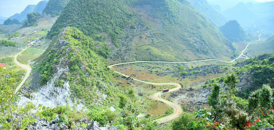 Những cung đường đến với Tả Sìn Thàng, vắt vẻo qua những dãy núi đá "tai mèo" Những cung đường đến với Tả Sìn Thàng, vắt vẻo qua những dãy núi đá "tai mèo"