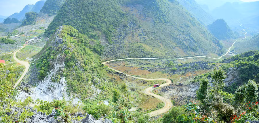 Những cung đường đến với Tả Sìn Thàng, vắt vẻo qua những dãy núi đá "tai mèo"