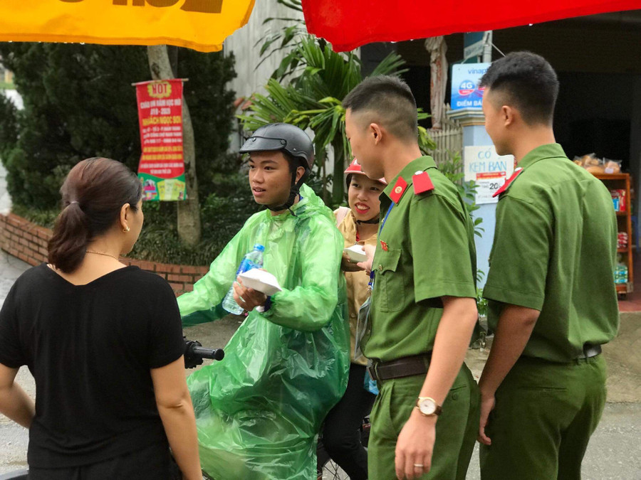 Nhiều suất ăn miễn phí đã được trao gửi đến thí sinh xa nhà