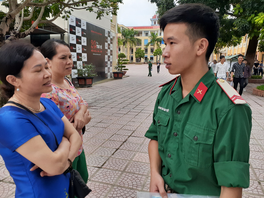 Cô giáo tranh thủ trao đổi kết quả với thí sinh. Cô giáo tranh thủ trao đổi kết quả với thí sinh.