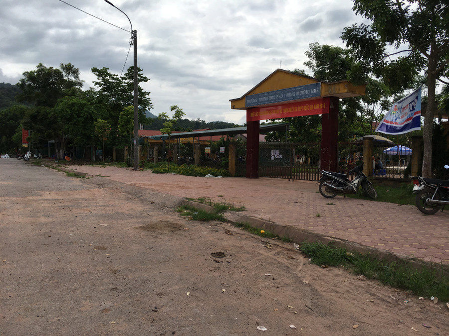 Điểm thi Trường THPT Mường Nhé, huyện Mường Nhé (Ngã ba biên giới giáp với Lào và Trung Quốc). Điểm thi Trường THPT Mường Nhé, huyện Mường Nhé (Ngã ba biên giới giáp với Lào và Trung Quốc).