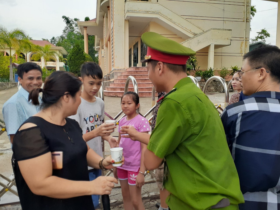 Chương trình tiếp nước miễn phí trong những ngày hè oi ả tại cổng trường thi