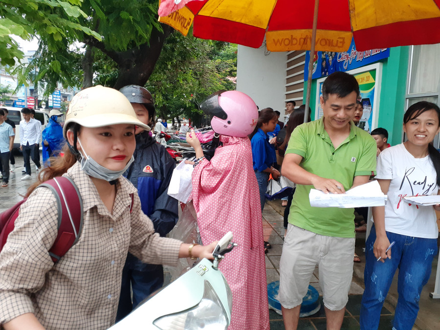 Các giáo viên của Trường THPT Thanh Nưa huyện Điện Biên có mặt từ rất sớm để điểm danh thí sinh của mình Các giáo viên của Trường THPT Thanh Nưa huyện Điện Biên có mặt từ rất sớm để điểm danh thí sinh của mình