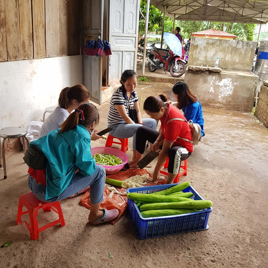 Các nam thanh, nữ tú luôn có mặt đông đủ tham gia công tác "hậu cần" bên lề trường thi Các nam thanh, nữ tú luôn có mặt đông đủ tham gia công tác "hậu cần" bên lề trường thi