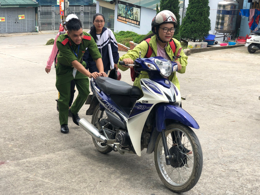 Tình nguyện viên hỗ trợ thí sinh đến điểm thi