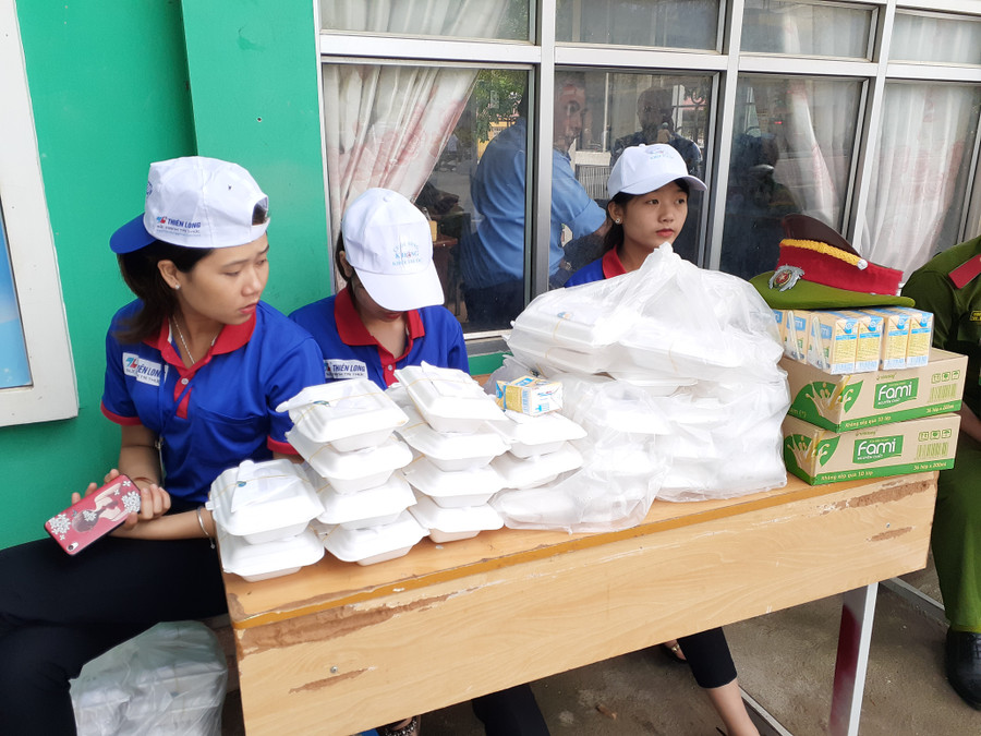Hàng nghìn suất cơm miễn phí dành tặng thí sinh