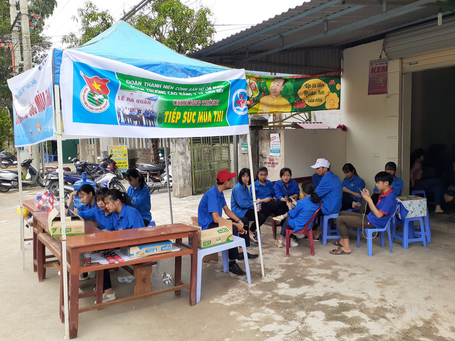 Cổng điểm thi Trường THPT Thanh Chăn, xã Thanh Chăn (xã biên giới giáp ranh với nước bạn Lào)