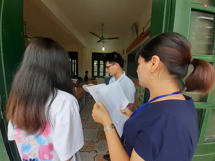 Thí sinh làm thủ tục vào phòng thi