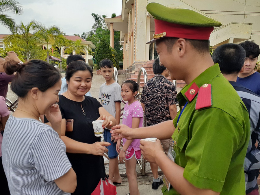 Tình nguyện viên hăng say tiếp đón phụ huynh đến đón thí sinh tại các điểm thi