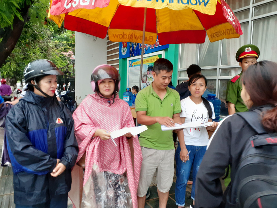 Cô giáo Nguyễn Thị Vân Anh, giáo viên Trường THPT Thanh Nưa (Thứ 2 bên trái) "đội mưa" vượt gần 10km đường rừng đến điểm thi Trường THPT Thành Phố Điện Biên để "đốc thúc" học sinh đến sớm Cô giáo Nguyễn Thị Vân Anh, giáo viên Trường THPT Thanh Nưa (Thứ 2 bên trái) "đội mưa" vượt gần 10km đường rừng đến điểm thi Trường THPT Thành Phố Điện Biên để "đốc thúc" học sinh đến sớm