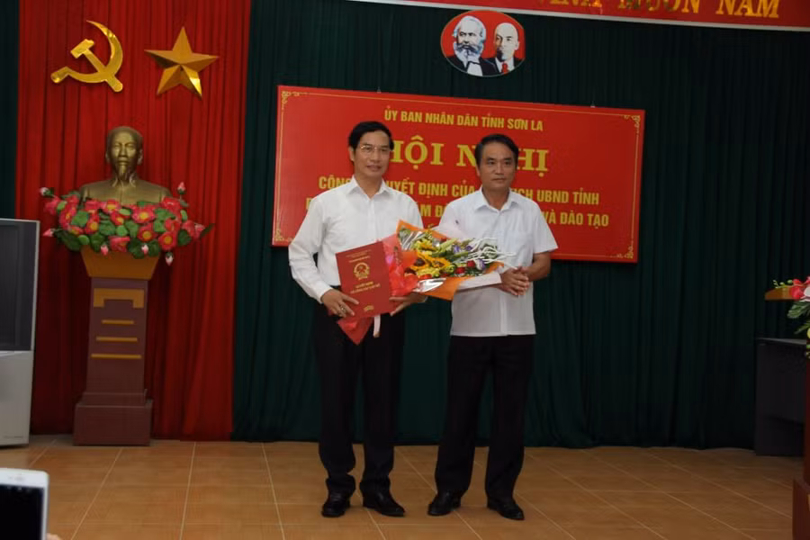 Ông Nguyễn Huy Hoàng (bên trái) nhận Quyết định điều động của UBND tỉnh Sơn La
