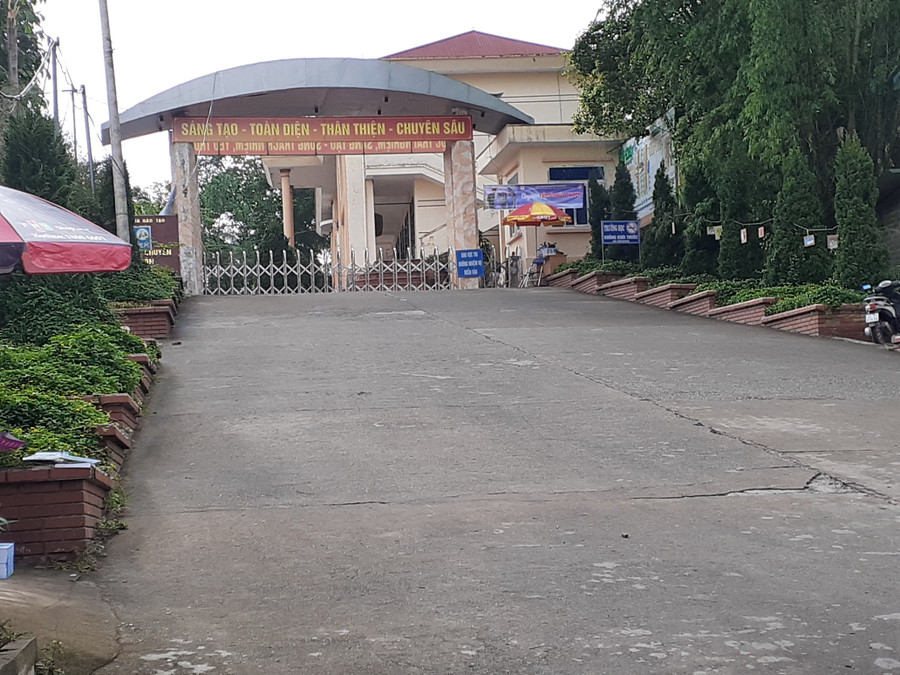 Cổng trường vắng vẻ khi thí sinh vào phòng thi. Cổng trường vắng vẻ khi thí sinh vào phòng thi.