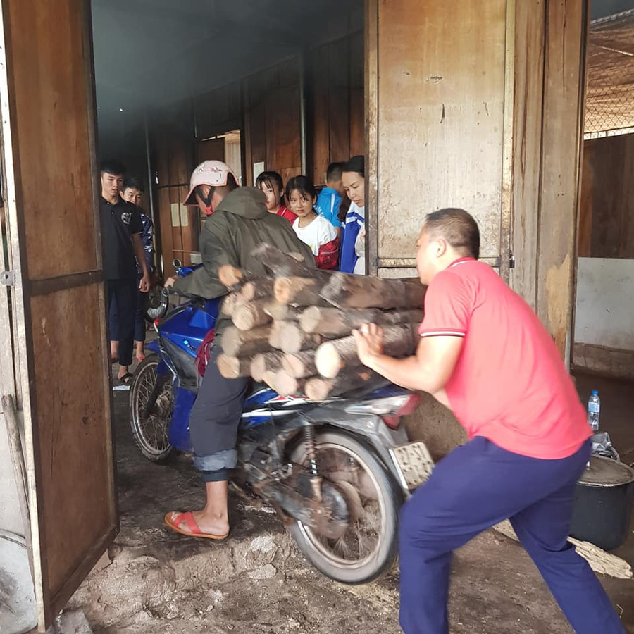 "Trai bản" được phân công lên rừng kiếm củi từ rất sớm "Trai bản" được phân công lên rừng kiếm củi từ rất sớm