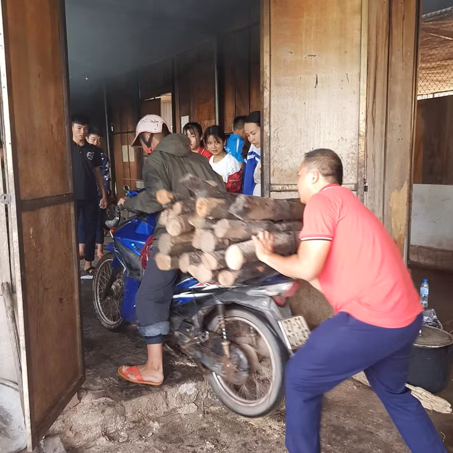 "Trai bản" được phân công lên rừng kiếm củi từ rất sớm "Trai bản" được phân công lên rừng kiếm củi từ rất sớm