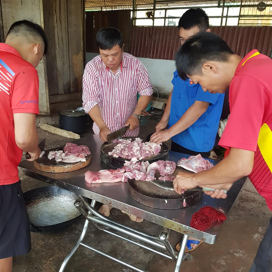 Các tình nguyện viên trổ tài bếp núc Các tình nguyện viên trổ tài bếp núc