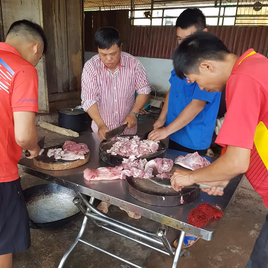 Các tình nguyện viên trổ tài bếp núc