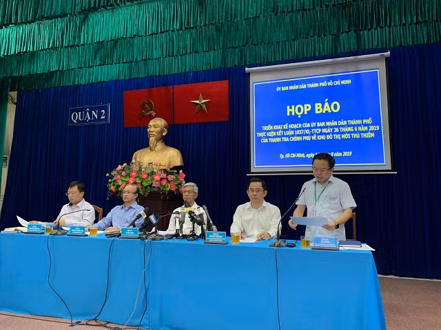 Ban chủ tọa buổi họp báo