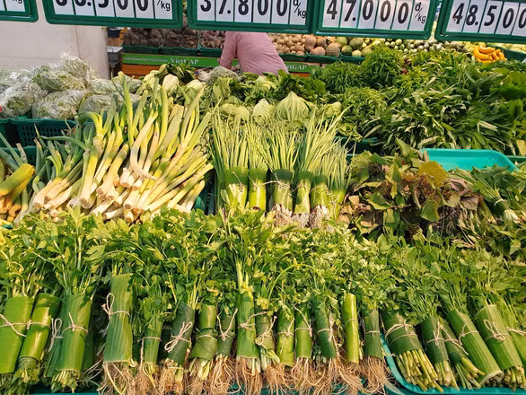 Các siêu thị nhập cuộc cơn lốc gói thực phẩm bằng lá chuối - Ảnh 2.