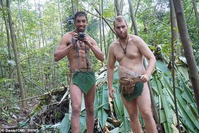 Khách Tây đóng khố bằng lá cây, sống như “người rừng” gần 1 tháng