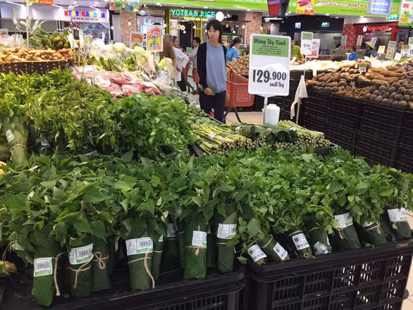 Các siêu thị nhập cuộc cơn lốc gói thực phẩm bằng lá chuối - Ảnh 3.