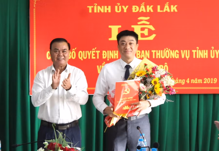Đại tá Trịnh Ngọc Quyên (trái) nhận Quyết định điều động và bổ nhiệm của Bộ trưởng Bộ Công an.