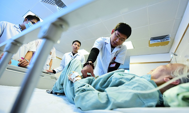 Sinh viên Đại học Y Hà Nội học lâm sàng tại Bệnh viện Lão khoa Trung ương. Ảnh:Giang Huy Sinh viên Đại học Y Hà Nội học lâm sàng tại Bệnh viện Lão khoa Trung ương. Ảnh: Giang Huy