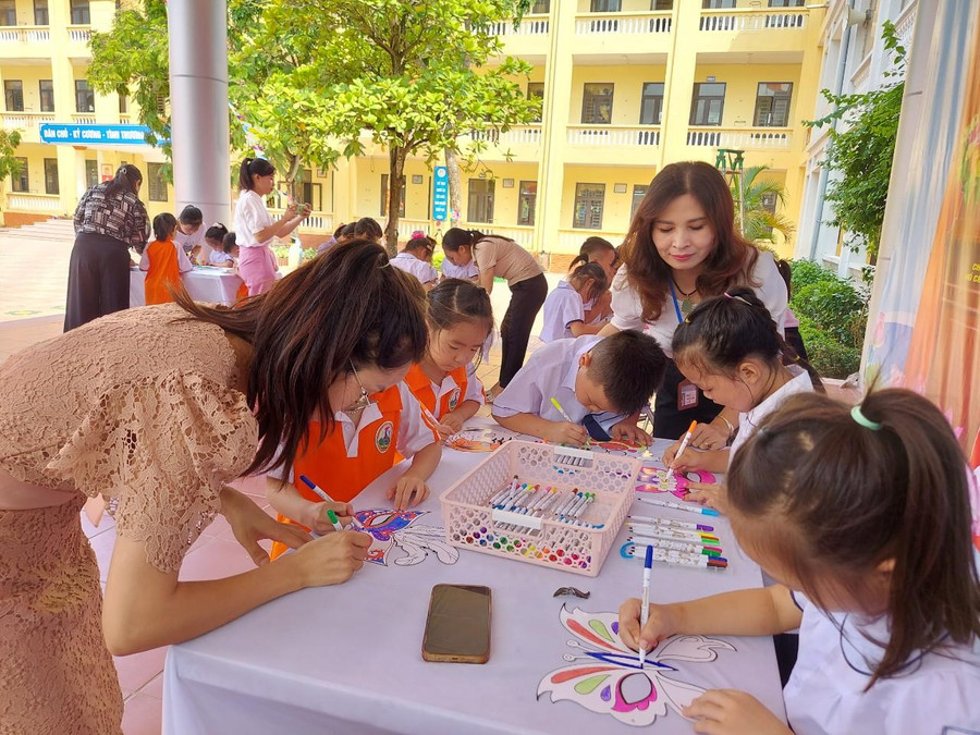 Ngoài làm đèn lồng, học sinh cũng được tô vẽ những chiếc mặt nạ hình động vật mà các em yêu thích. Ngoài làm đèn lồng, học sinh cũng được tô vẽ những chiếc mặt nạ hình động vật mà các em yêu thích.