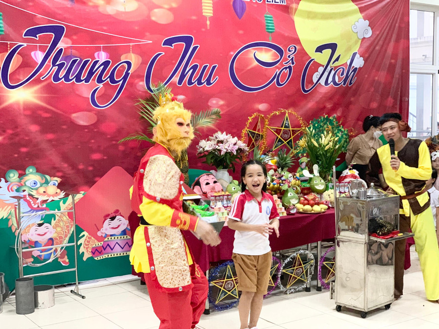 Trẻ ở Trường Tiểu học Nam Từ Liêm vô cùng háo hức khi được giao lưu trực tiếp với các chú diễn viên xiếc trong trang phục của nhân vật Tôn Ngộ Không.