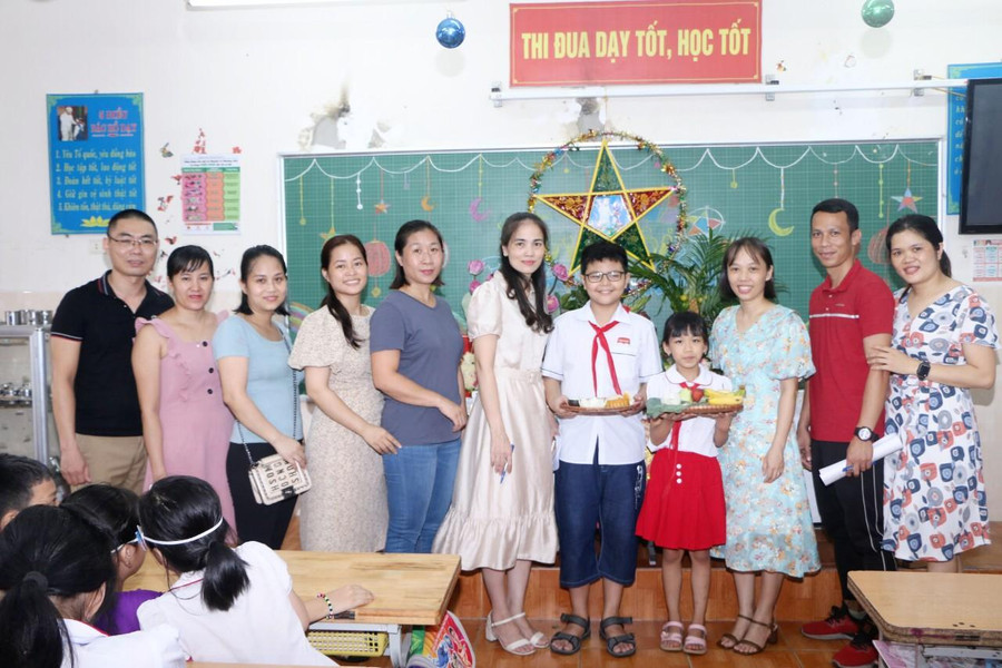 Bố mẹ, cô trò cùng lưu lại khoảnh khắc đáng nhớ của Tết Trung thu năm 2022 tại trường.