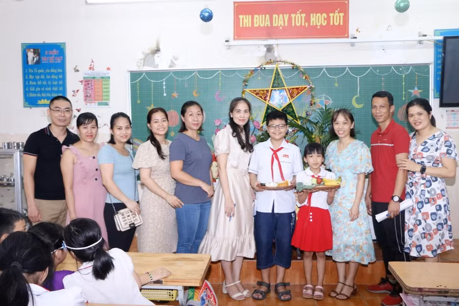 Bố mẹ, cô trò cùng lưu lại khoảnh khắc đáng nhớ của Tết Trung thu năm 2022 tại trường.