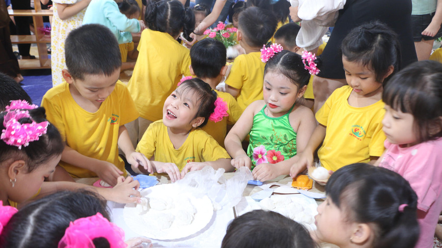 Với trẻ khối 5 tuổi được phân vào 1 gian để thực hành làm bánh trung thu. Với trẻ khối 5 tuổi được phân vào 1 gian để thực hành làm bánh trung thu.