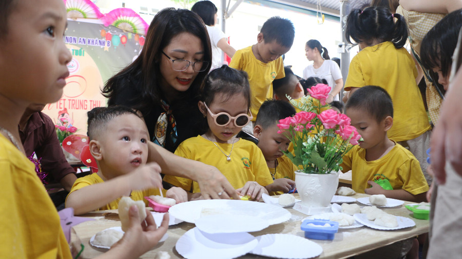 Mỗi chiếc bánh nhỏ xinh được làm từ chính tay các bé rất ngộ nghĩnh. Mỗi chiếc bánh nhỏ xinh được làm từ chính tay các bé rất ngộ nghĩnh.