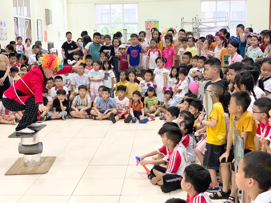 Tiết mục xiếc với con lăn tại Trường Tiểu học Nam Từ Liêm.