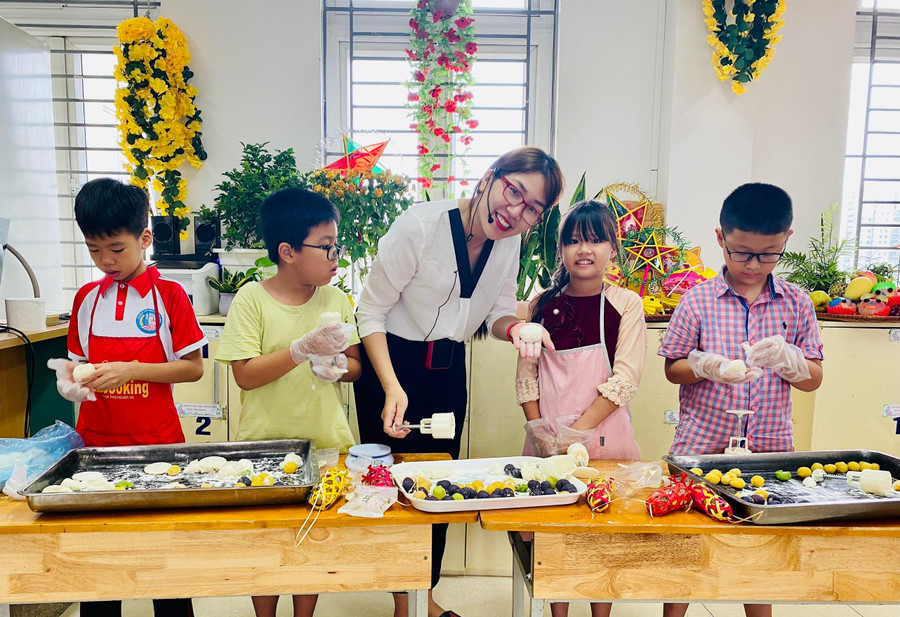 Mỗi công đoạn đều được các cô giáo hướng dẫn tỉ mỉ cho các em học sinh thực hiện.