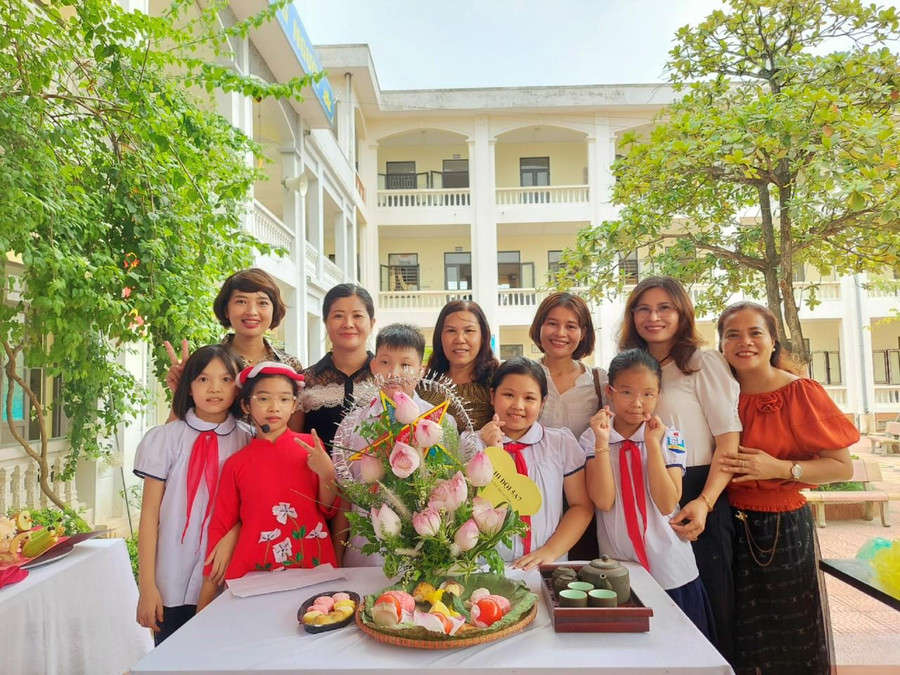 Cô trò và phụ huynh cùng lưu lại khoảnh khắc đẹp của mùa trung thu năm nay. Cô trò và phụ huynh cùng lưu lại khoảnh khắc đẹp của mùa trung thu năm nay.