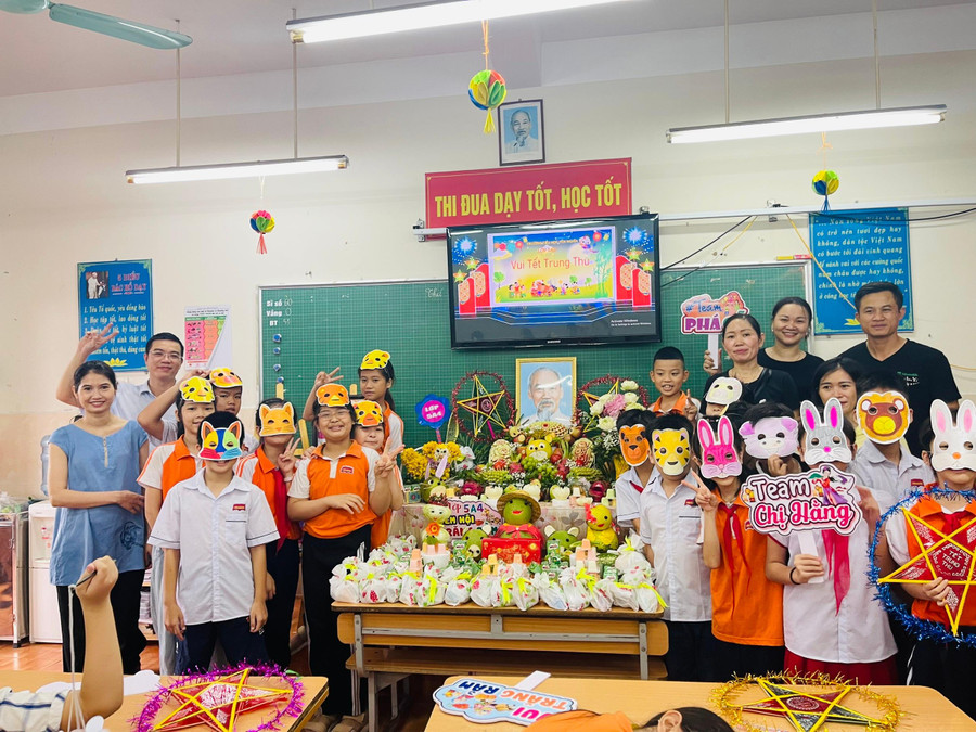 Với sự chung tay của cả cô trò và phụ huynh, mâm cỗ Trung thu đã đủ đầy để sẵn sàng tham gia giải của trường.