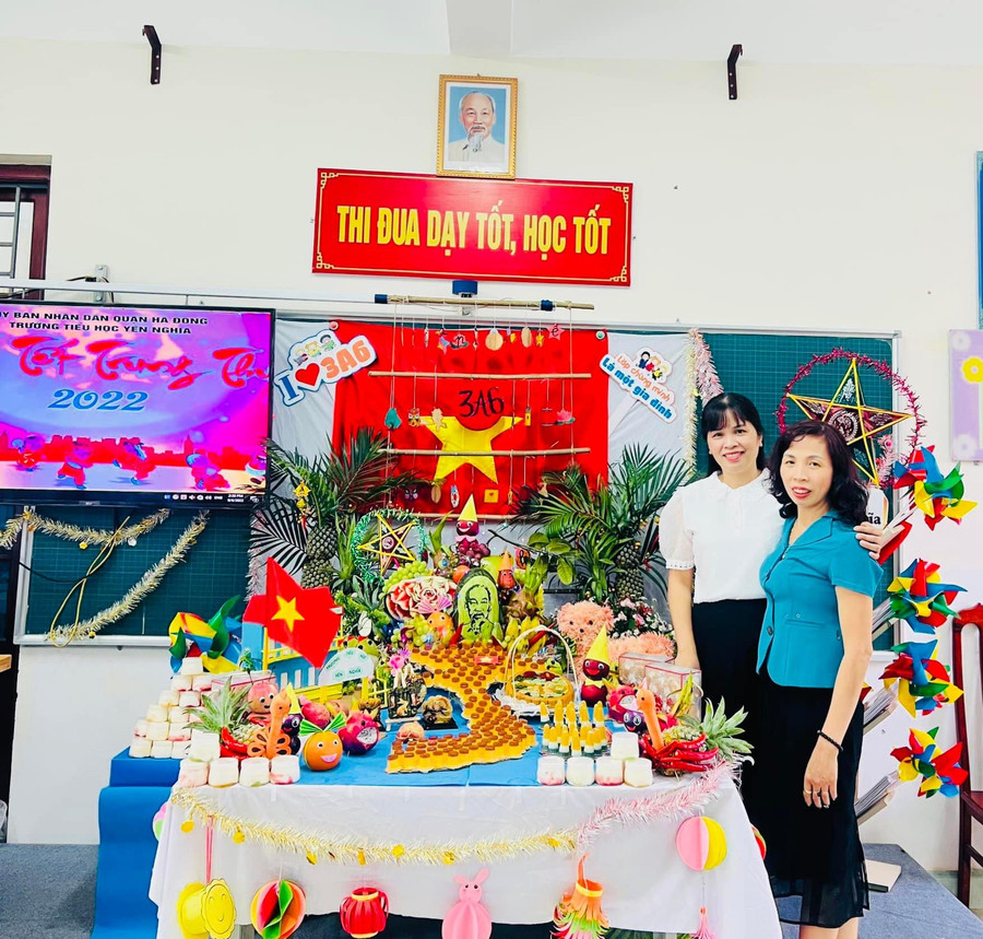 Cô Nguyễn Thị Bình (bìa phải) - giáo viên lớp 3A6 Trường Tiểu học Yên Nghĩa đã nghĩ ra ý tưởng về một mâm cỗ Trung thu độc đáo với hình ảnh bản đồ Việt Nam.