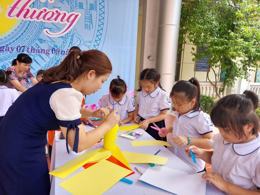 Tại Trường Tiểu học Đông La, trẻ cũng được các cô hướng dẫn tự làm đèn lồng trung thu. Tại Trường Tiểu học Đông La, trẻ cũng được các cô hướng dẫn tự làm đèn lồng trung thu.