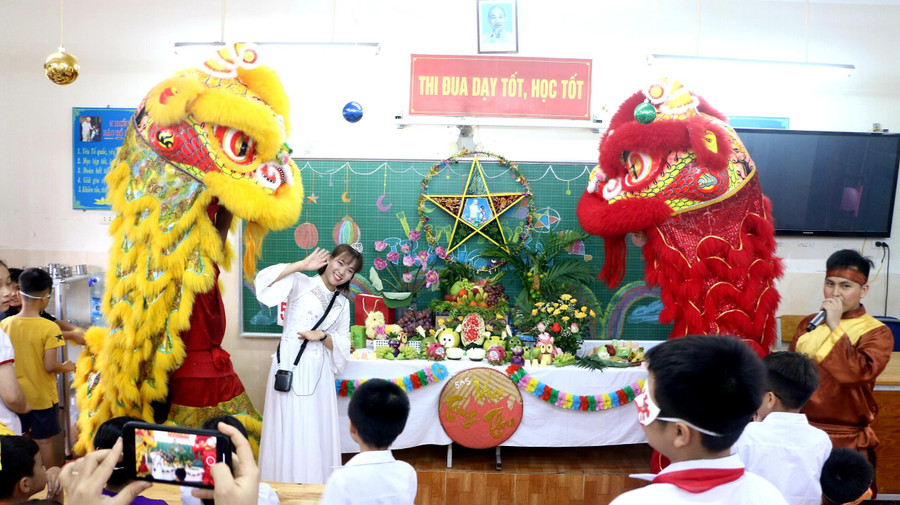 Tiết mục múa lân trong tiếng trống rộn ràng tại Trường Tiểu học Yên Nghĩa luôn làm cho các em học sinh vô cùng thích thú.