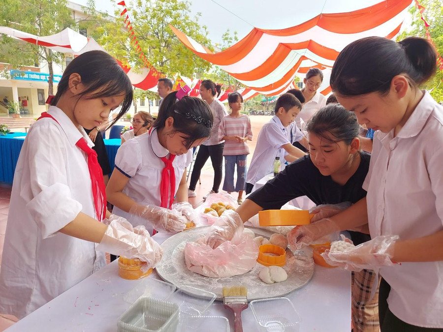 Nặn bánh trung thu luôn là hoạt động các em rất thích thú vì được trải nghiệm tính kiên trì, đoàn kết. Nặn bánh trung thu luôn là hoạt động các em rất thích thú vì được trải nghiệm tính kiên trì, đoàn kết.