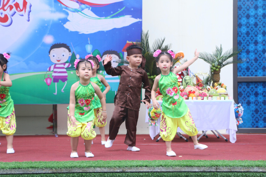 Các bé khối 4 tuổi biểu diễn văn nghệ trên sân khấu. Các bé khối 4 tuổi biểu diễn văn nghệ trên sân khấu.